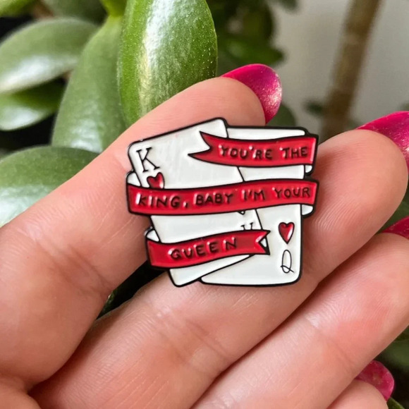 Brand new Taylor Swift “you’re the king baby I’m your queen” poker card pin - Picture 1 of 3
